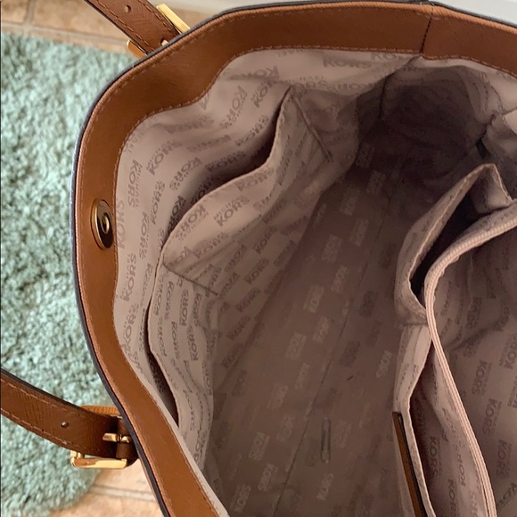 100% authentic Michael Kors purse - Picture 4 of 6